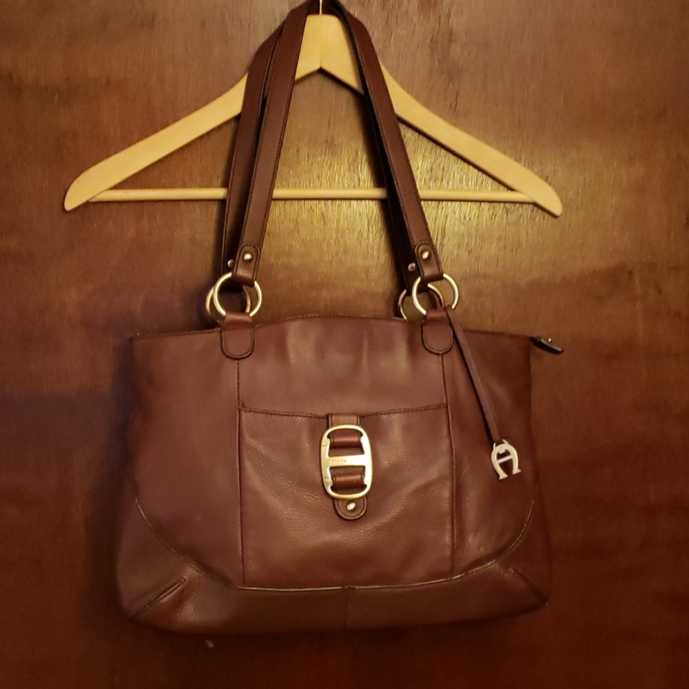 Burgundy Etienne Aigher Shoulder bag.